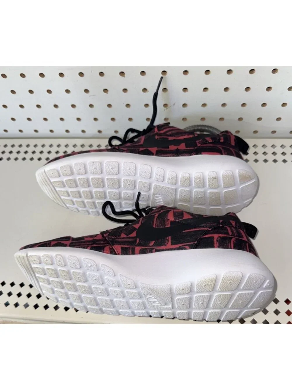 Nike Roshe One Print Ember Glow Womens Athletic Running Shoes Size 8 Red Black